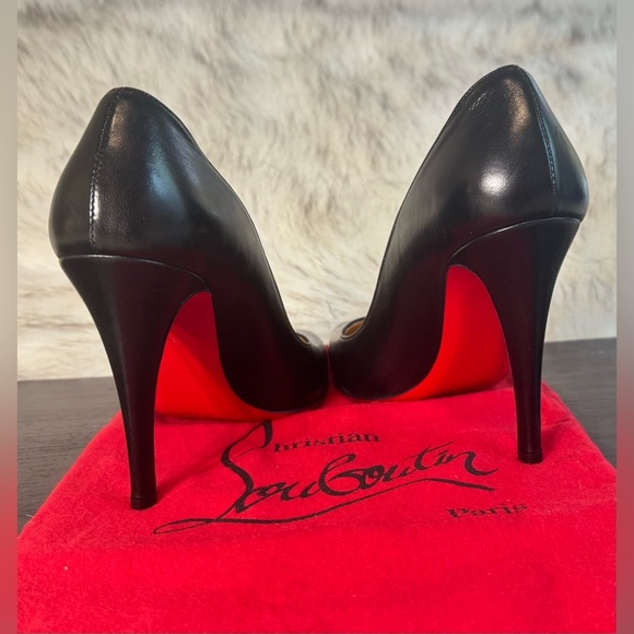 CHRISTIAN LOUBOUTIN
Black Patent Leather Pump ๐ ๐ฅ
NWT | EU 38.5 - Picture 4 of 15